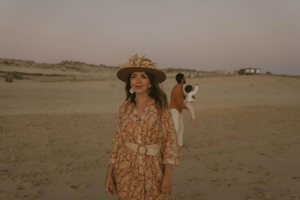 séance couple Biscarrosse plage jeune femme chapeau